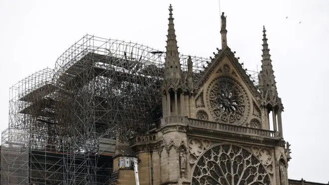 Catedral após o incêndio; tragédia comoveu o mundo