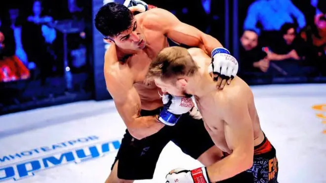 مبارز لومړی ځل ترکیې کې اماتور سیالیو کې د سرو زرو مډال تر لاسه کړ. نوموړی د ۲۰۱۲ کال وروستیو کې په مسلکي توګه دغه سیالۍ پیل کړې.