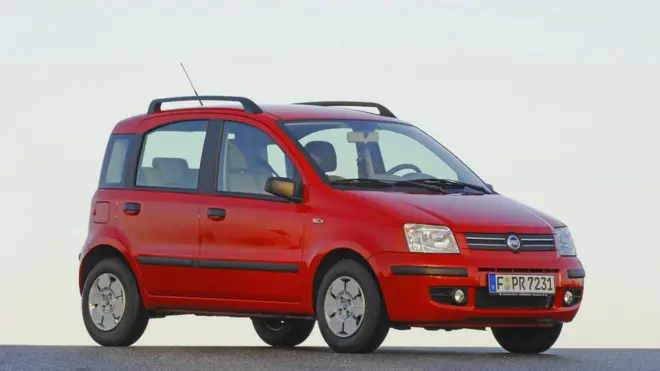 В празднующую толпу въехал автомобиль Fiat Panda