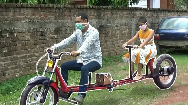 Chiếc xe máy có khoảng cách giữa người lái với người ngồi sau là trên 1 mét - 'xe ôm' thời phòng chống đại dịch virus corona.