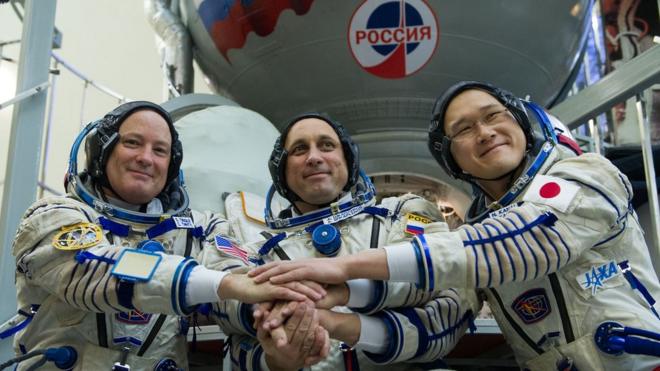 مصافحة أعضاء من رواد الفضاء على متن محطة الفضاء الدولية