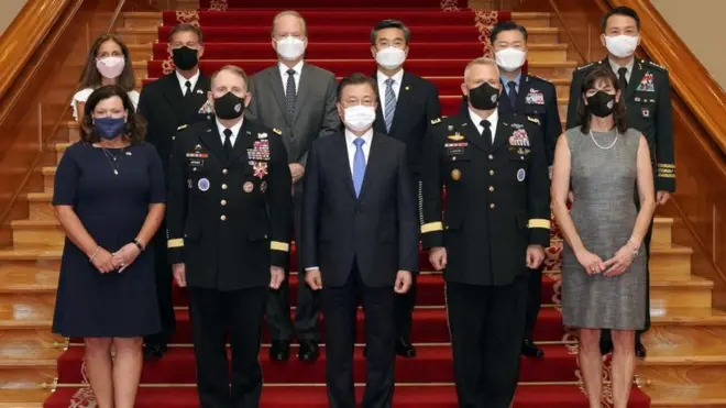 문재인 대통령이 지난달 1일 청와대에서 이임을 앞둔 로버트 에이브럼스 한미연합사령관 겸 주한미군사령관에게 훈장 수여와 오찬을 마친 후 참석자들과 기념촬영하고 있다. 앞줄 왼쪽부터 에이브럼스 한미연합사령관 내외, 문 대통령, 라캐머라 후임 한미연합사령관 내외