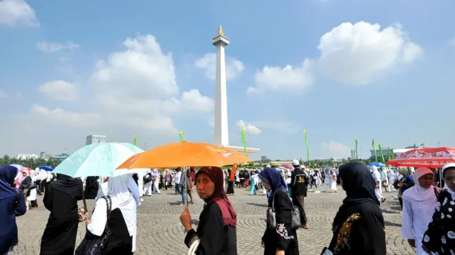Gubernur Anies Baswedan beralasan larangan kegiatan keagamaan di Monas bertentangan dengan semangat Pancasila, bahwa Indonesia merupakan negara yang berketuhanan.