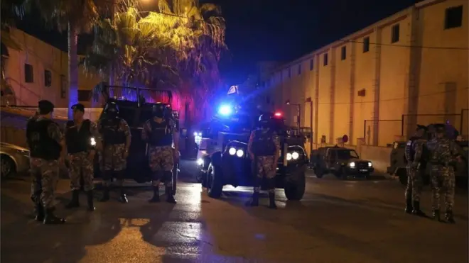 امنیتي ځواکونو د سفارت شاوخو کلابند کړې ده.