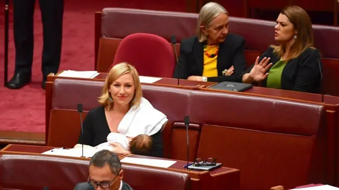 Seneta wa Australia Larissa Waters amekuwa mwanasiasa wa kwanza kunyonyesha katika bunge la taifa hilo.
