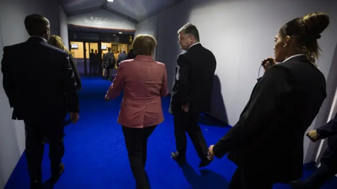 Порошенко обсудит с Меркель Донбасс