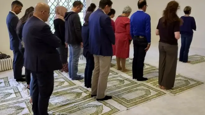 Masjid Ibn Rushd Goethe di Berlin dengan perempuan dan laki salat berdampingan.