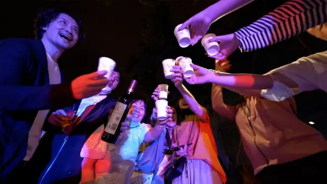 上海民众庆祝解封 走上街头高呼“自由”