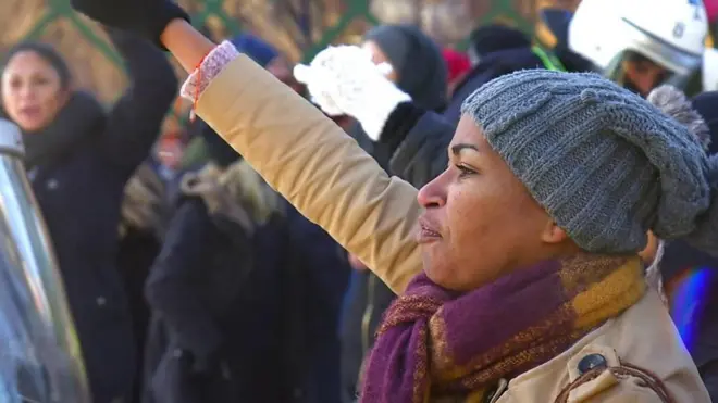 Su historia dio vuelta al mundo. Una mujer sola, puño en alto, intentando parar a 300 neonazis. Conversamos con ella.
