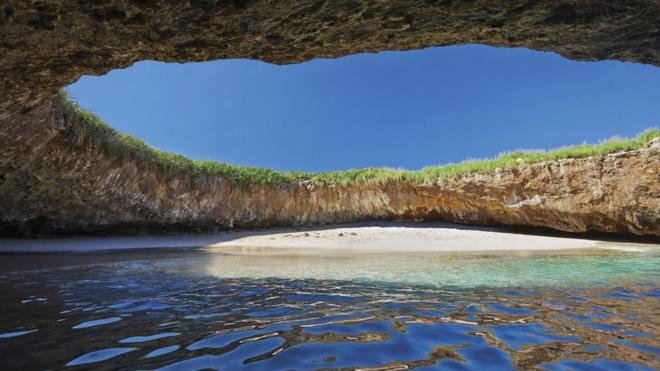 Playa Escondida o Playa del Amor en el Parque Nacional Islas Marietas de la Riviera Nayarit de México.