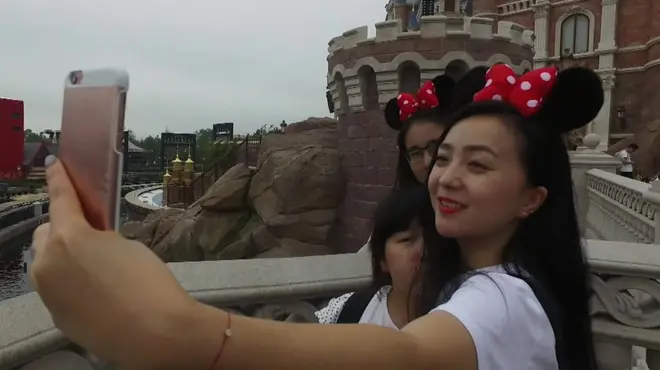 Chinos en parque Disney de Shanghái