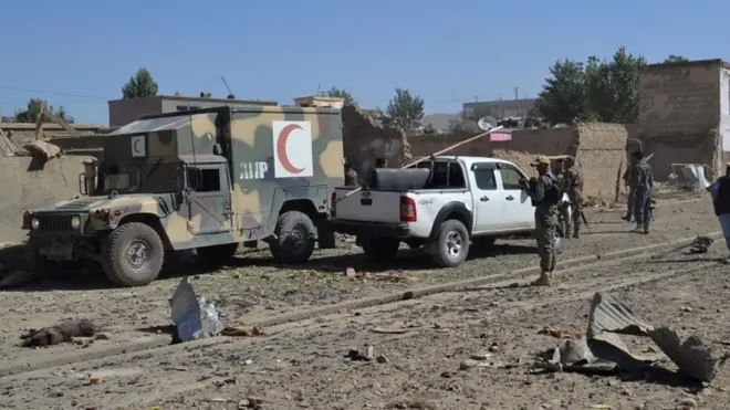 غزني ښار کې طالبانو موټربم برید کړی، چې د امنیتي کسانو په ګډون یې ولسي وګړو ته مرګ ژوبله اړولې او شاوخوا یې مالي زیانونه هم اړولي.