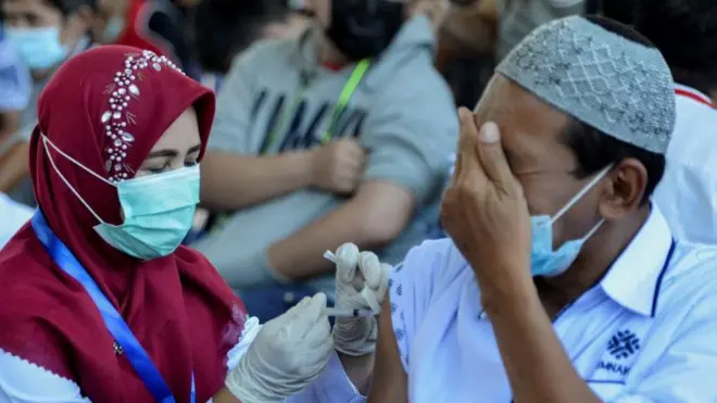 Vaksinasi Covid-19 digelar di Banda Aceh pada April 2021 lalu.