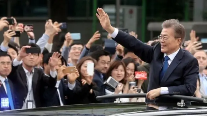 Moon Jae-in a promis d'unifier la Corée du Sud, un pays divisé par le scandale de corruption qui a renversé Park Geun-hye, son prédécesseur