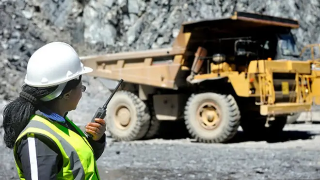 Une femme dans une mine