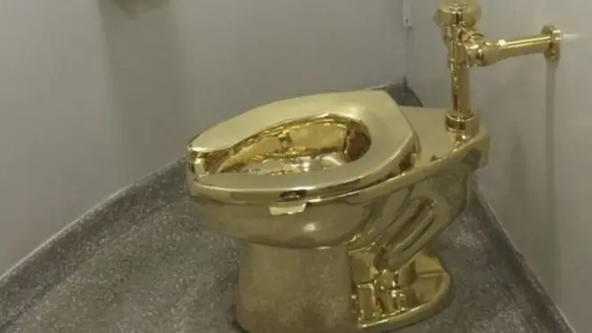 مرحاض من الذهب