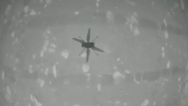 Ingenuity mengambil bayangannya sendiri saat terbang di Mars.