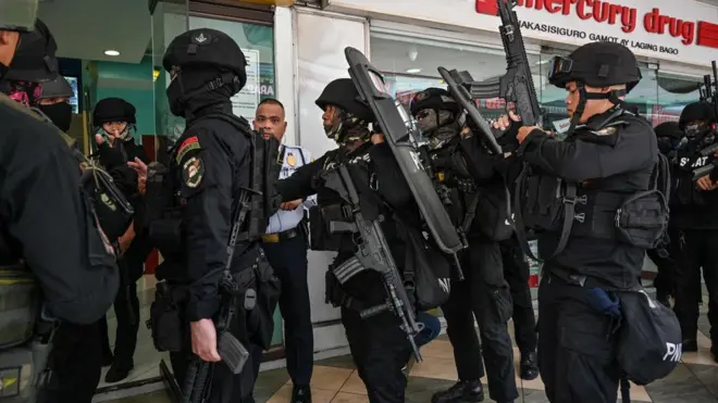 الشرطة تحيط بالمركز الذي يحتجز فيه الرهائن