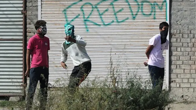 انڈیا کے زیرِ انتظام کشمیر میں نوے سے زائد ہلاکتیں ہو چکی ہیں