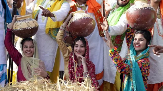 خواتین گھڑے کے ساتھ