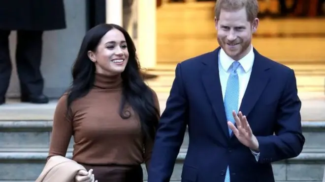 Os duquescasadeaposta com brSussex, Harry e Meghan Markle, comunicaramcasadeaposta com brdecisãocasadeaposta com br"dar um passo atrás" na quarta-feira