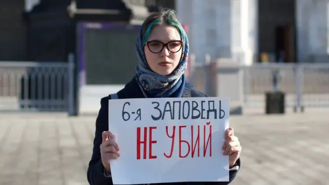 Участница пикета у храма Христа Спасителя в Москве