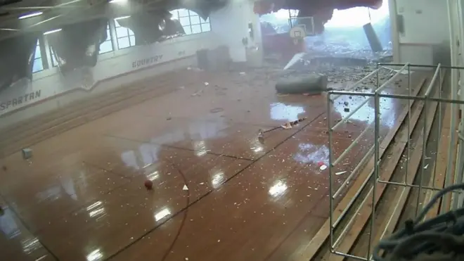 بالفيديو: رياح عاتية تحطم جدار صالة رياضية