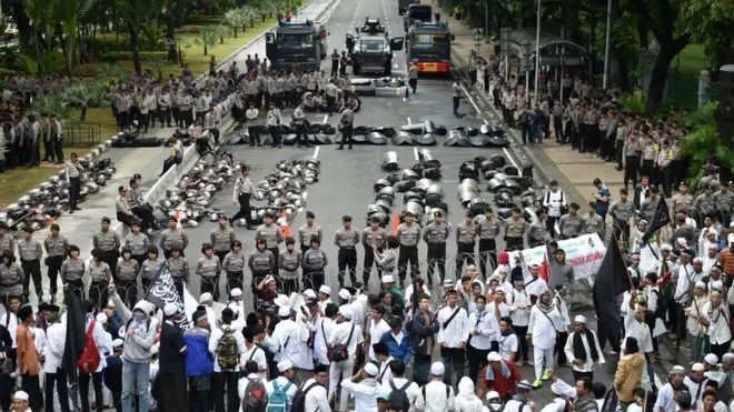 Aksi 313 tidak seramai aksi-aksi sebelumnya. Diperkirakan 'hanya' lima ribu peserta yang mengikuti aksi pada Jumat (31/3) ini.