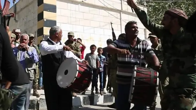 Combatientes bailando