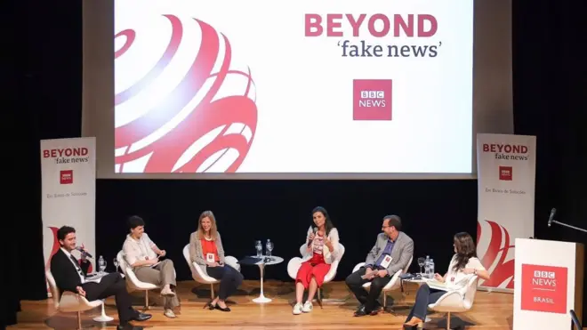 No debate, da esq. para a dir., o mediador Ricardo Senra, a pesquisadora Yasodara Cordova, a professora Claudia Costin, a jornalista Nathalia Arcuri, o jornalista Octávio Guedes e a jornalista Camila Marques