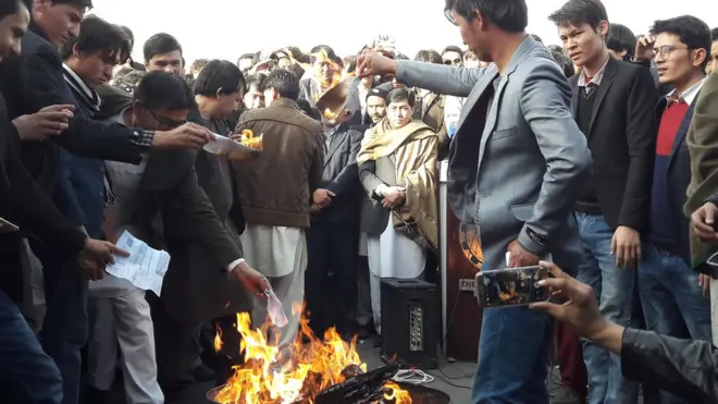 اعضای جنبش روشنایی در گردهمایی امروز قبض‌های برق را آتش زدند