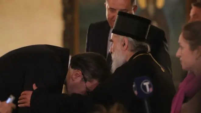 Председник Вучић целива руку патријарху Иринеју