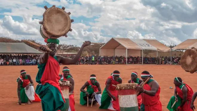 Wakimbizi wa Burundia wakicheza ngoma yao ya kitamaduni ya Amahoro