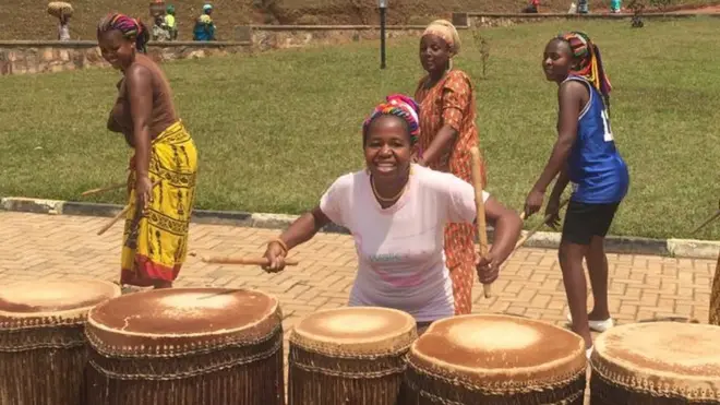 "Kutokana na raisi wetu ametia uhuru kwa wanawake na si tukasema acha tupige ngoma" Regina anaiambia BBC