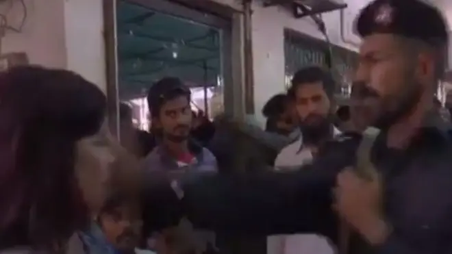 سکیورٹی اہلکار کی بدسلوکی کی ویڈیو سوشل میڈیا پر موضوعِ بحث رہی ہے