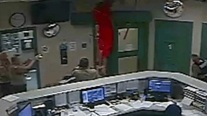 Свисающий с потолка заключенный