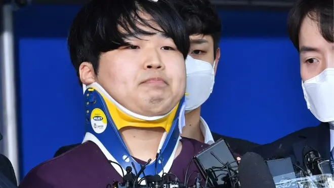 지난 3월 25일 n번방 주범으로 지목된 조주빈이 서울 종로구 종로경찰서에서 서울중앙지방검찰청으로 이송되고 있다