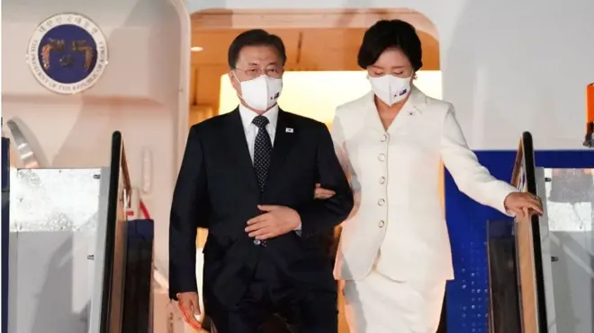 호주 국빈 방문에 나선 문재인 대통령과 김정숙 여사가 12일 캔버라 페어베언 공군기지에 도착하고 있다