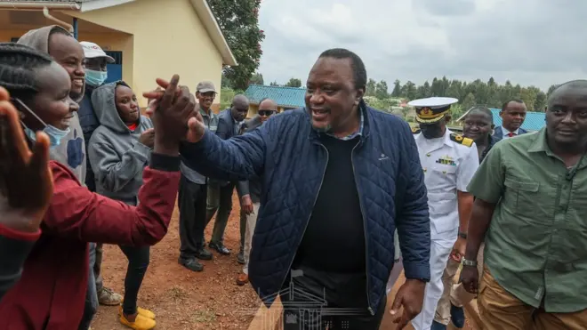 Rais Uhuru Kenyatta akiwasilia raia