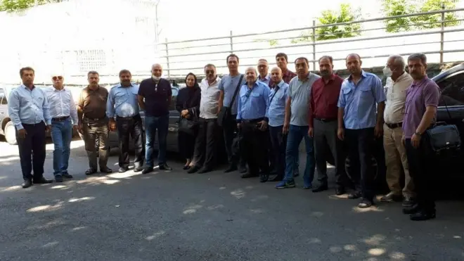 اعضای سندیکای شرکت واحد و فعالان کارگری و خانواده آقای طالب زاده او را تا ورودی زندان اوین همراهی کردند