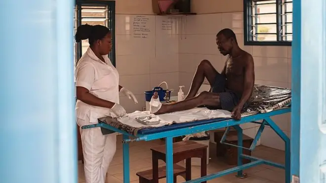 Une professionnelle de la santé dans un centre de traitement de la lèpre à Cotonou.