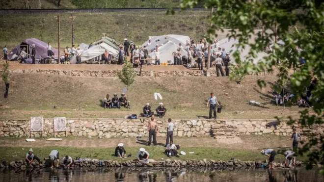 강가에서 물건 정리 중인 신의주 주민들