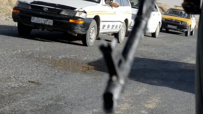 رانندگان دیروز اعلام کردند که از اخاذی در جاده‌ها توسط نهادهای حکومت به ستوه آمده‌اند