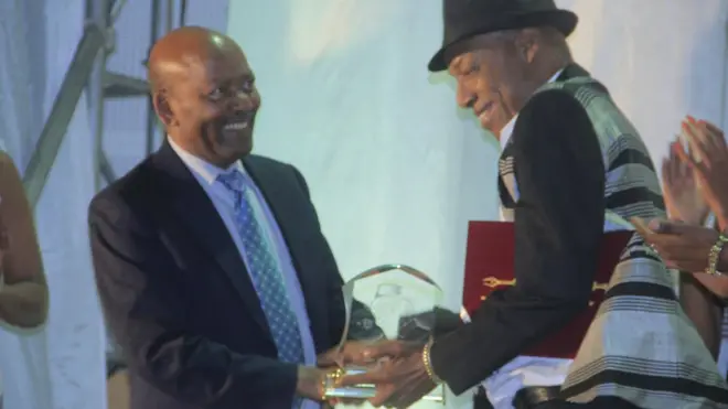 Doktarri Kabajaa Artiist Alii Birraa Dr. Nagaasoo Harka wayita badhaasa fudhatu