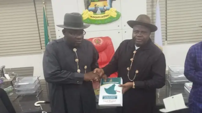 Govnor Seriake Dickson hand ova to new govnor Duoye Diri