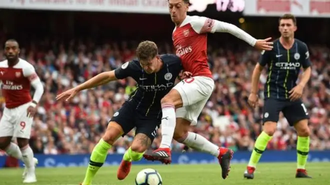 Mesut Ozil look up and pass to left, Alexandre Lacazett run do right.