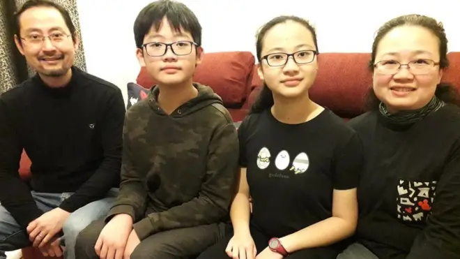 Andy Li (L) and Teri Wong (R) with their children