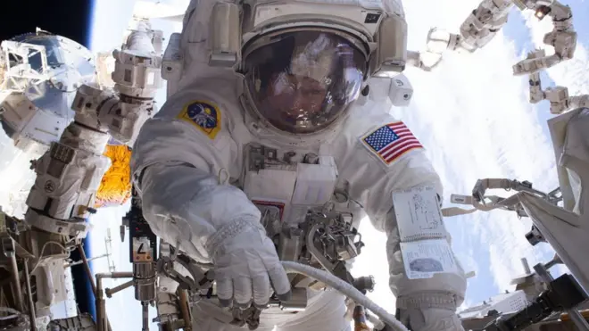 Pakaian itu harus cukup tangguh untuk misi panjang, dan cukup fleksibel agar para astronot bisa bergerak dengan fleksibel.