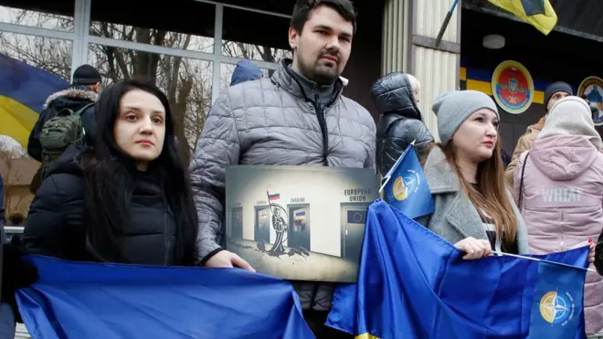 Warga Ukraina menggelar unjuk rasa memberikan dukungan kepada angkatan laut negara itu setelah tiga kapalnya disita Rusia.