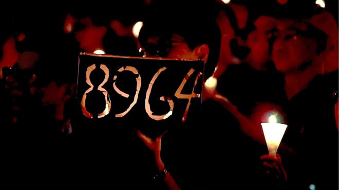 香港维多利亚公园“六四”烛光晚会上一名群众举起“8964”字样灯笼（4/6/2019）